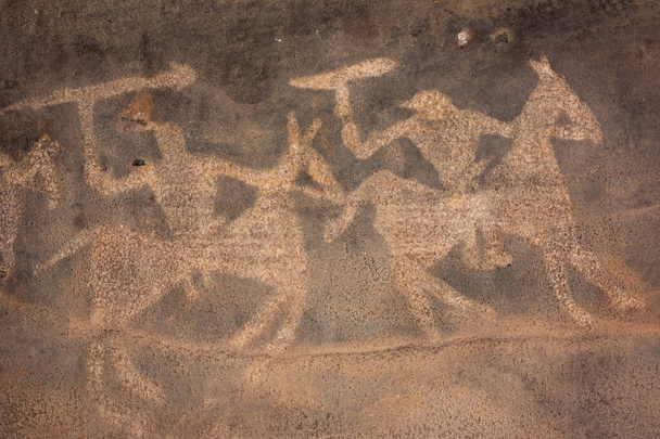 Schroniska Bhimbetka Rock, Raisen, Madhya Pradesh, Indie. Schroniska wpisane na Listę Światowego Dziedzictwa UNESCO w 2003 roku zawierają starożytną sztukę skalną od górnego paleolitu do średniowiecza.. - Zdjęcie, obraz