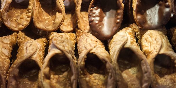 typowa sycylijska koncepcja żywności: smażone muszle cannoli gotowe do napychania ricottą - Zdjęcie, obraz