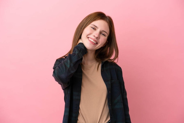 Junge Engländerin auf rosa Hintergrund isoliert lachend - Foto, Bild