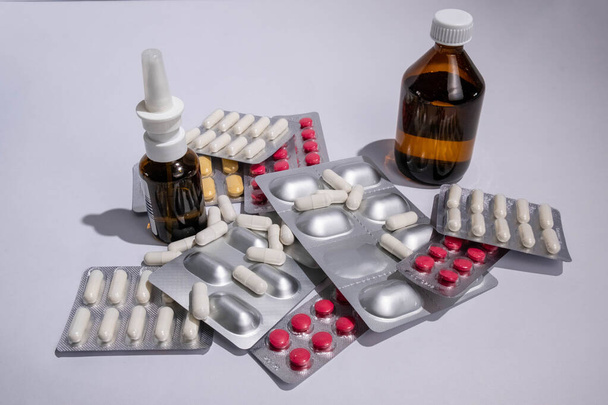 Farmaceutisch geneesmiddel, genezing in container voor de gezondheid. Apotheek thema, capsule pillen. Diverse geneesmiddelen: tabletten, tabletten met blisterverpakking, geneesmiddelen.  - Foto, afbeelding