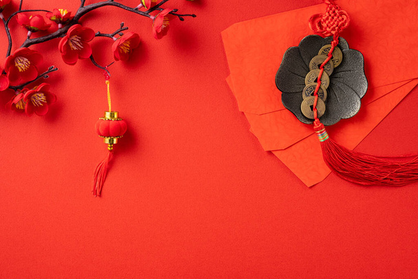Visão superior do conceito de design de espaço de cópia de fundo lunar chinês ano novo com flor de ameixa vermelha e decoração festiva, a palavra imagem interior significa bênção. - Foto, Imagem
