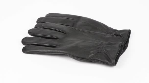 Ζεύγος μαύρο δερμάτινα γάντια που απομονώνονται σε λευκό. Πλευρική άποψη. Κίνηση βρόχου. Περιστροφή 360. Βίντεο 4K UHD 3840X2160. - Πλάνα, βίντεο