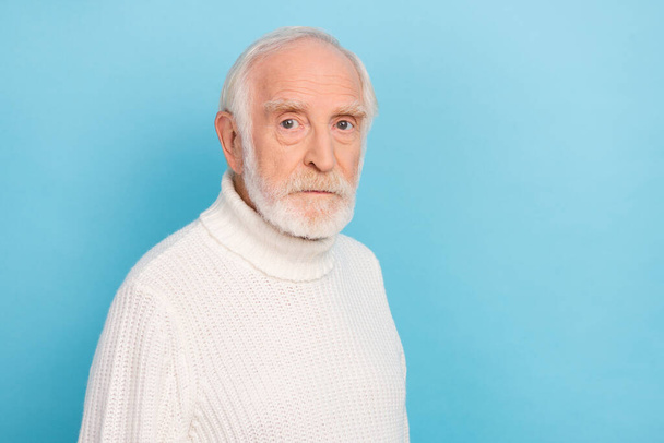 Retrato de atractivo hombre de pelo gris serio copia espacio en blanco lugar anuncio aislado sobre fondo de color azul brillante - Foto, Imagen