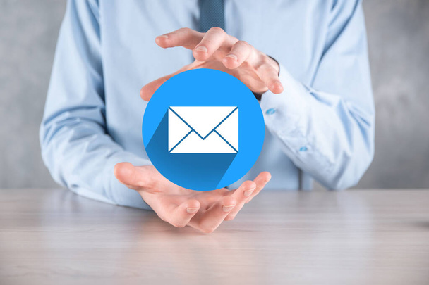 İş adamı elinde mektup simgesi, e-posta simgeleri. Haber bülteni e- postası ile bizimle irtibata geçin ve kişisel bilgilerinizi spam postasından koruyun. Müşteri hizmetleri çağrı merkezi bizimle irtibata geçin. - Fotoğraf, Görsel