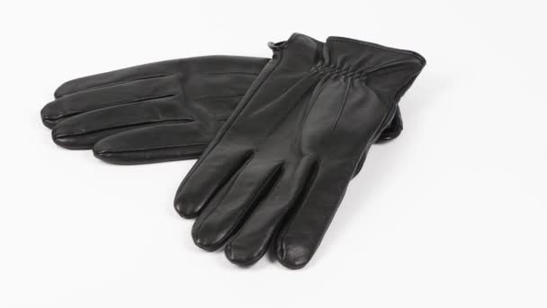 Ζεύγος μαύρο δερμάτινα γάντια που απομονώνονται σε λευκό. Πλευρική άποψη. Βίντεο 4K UHD 3840X2160. - Πλάνα, βίντεο