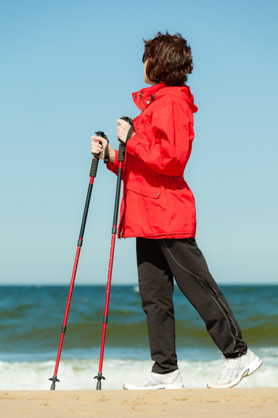 Woman hiking on the beach - Valokuva, kuva