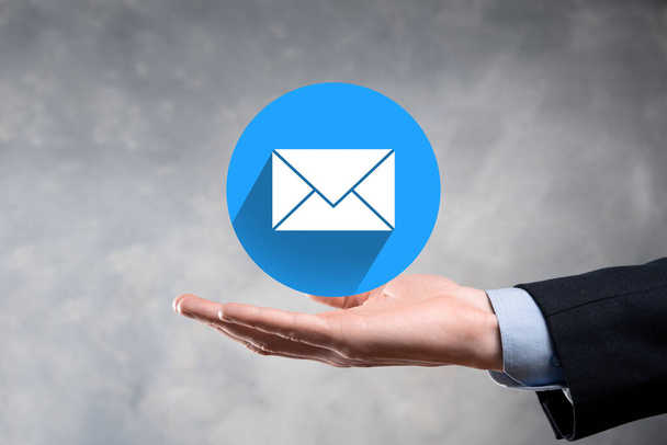 İş adamı elinde mektup simgesi, e-posta simgeleri. Haber bülteni e- postası ile bizimle irtibata geçin ve kişisel bilgilerinizi spam postasından koruyun. Müşteri hizmetleri çağrı merkezi bizimle irtibata geçin. - Fotoğraf, Görsel