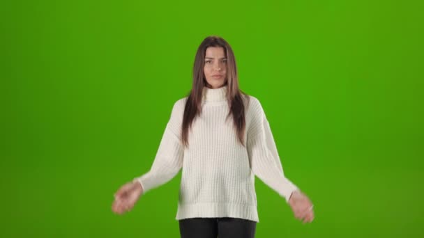 Темноволоса жінка жестикулює руками за те, що сказати ні
 - Кадри, відео