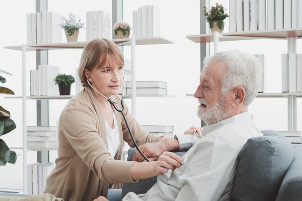 Senior anciana médico sentado y chequeo de salud con su paciente. - Foto, Imagen