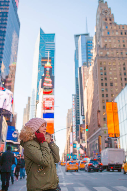 Una donna di New York City a Times Square. Bella giovane ragazza felice sorridente su Manhattan, New York, New York, Stati Uniti d'America. - Foto, immagini