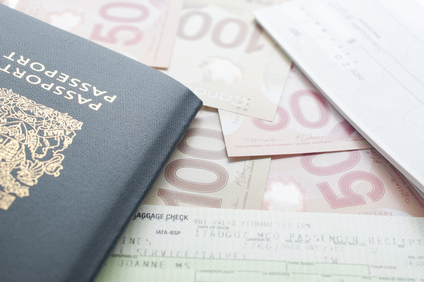 Passaporto canadese con carta d'imbarco sul tavolo
  - Foto, immagini