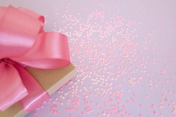 Подарунок жінці 14 лютого, мінімалізм, авторський простір, любов, рожеве тло, серце, день святого Валентина - Фото, зображення