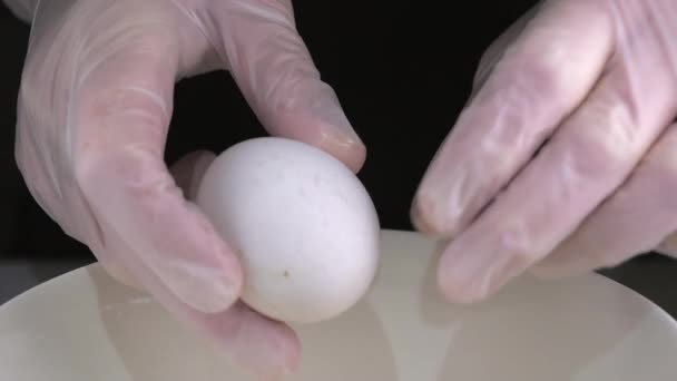 Lähemmäksi katsoa valkoinen muna on säröillä bowl.close-up.4K UHD - Materiaali, video