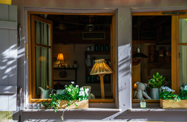 Mur de maison vintage avec fenêtres. Vue de face de maisons traditionnelles colorées avec des plantes vertes dans le centre historique ville romantique colorée Colmar, France, Alsace. - Photo, image