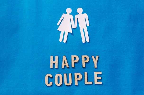 Mockup de artesanía de papel de pareja humana feliz sobre fondo azul. Origami Papel artesanal formas decorativas y figuras. Vertical. - Foto, imagen