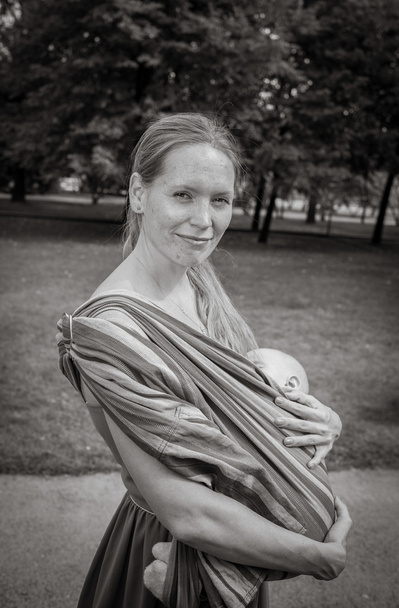 junge Mutter spaziert mit ihrem Baby im Park - Foto, Bild