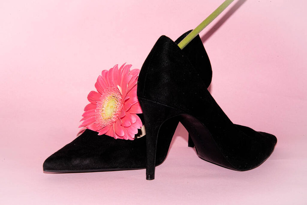 high heels fashion concept, black shoes with gerbera flower - Foto, Imagem