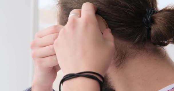 Man wearing hearing aid on ear - Séquence, vidéo