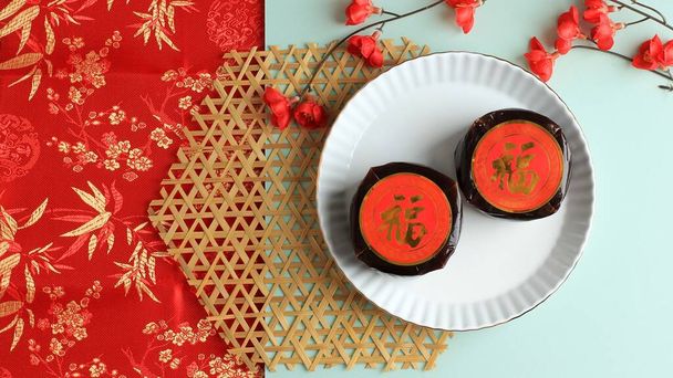 Chinesischer Neujahrskuchen mit chinesischem Schriftzug FU bedeutet Glück. Beliebt als Kue Keranjang oder Dodol China oder Nian Gao. Konzept chinesisches Neujahrsfest - Foto, Bild