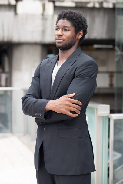 Чернокожий бизнесмен думает о бизнес-плане, карьере, поиске новой работы - Фото, изображение