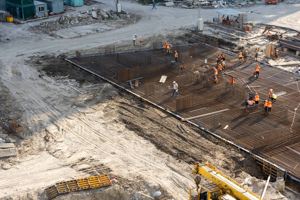 La enorme estructura metálica en el sitio de construcción, vista aérea - Foto, Imagen