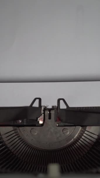 Написанный DARWIN DAY на белой бумаге со старинной пишущей машинкой - Кадры, видео