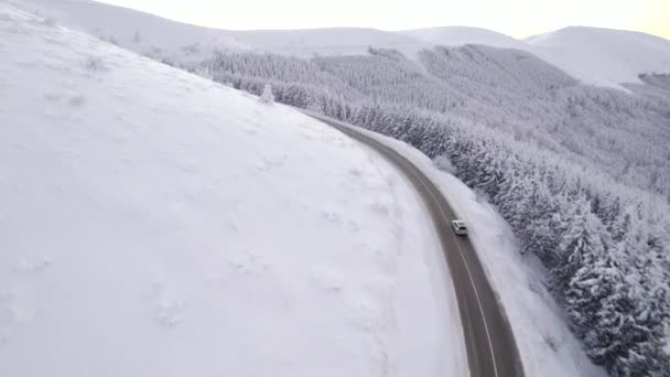Дрон переслідує позашляховик, що прискорюється на пишній зимовій гірській дорозі. Відпочинок подорожі, свята
 - Кадри, відео