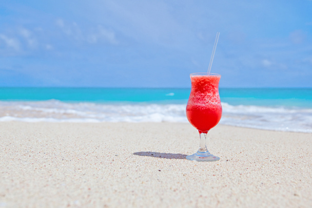 fresh fruit juices on a tropical beach - Foto, imagen