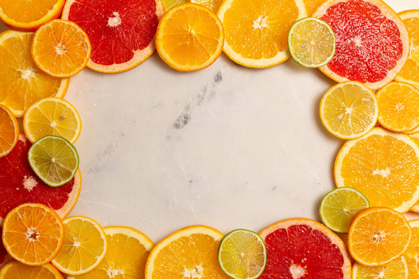 Background of juicy fresh bright citrus fruits, sliced flat lay - oranges, grapefruits, tangerines, lemons, limes, copy space - Foto, Imagem