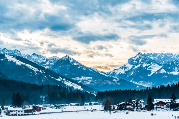 Θέα στο Germand και αυστριακές Άλπεις από το γερμανικό χωριό Reit im Winkl νωρίς το χειμώνα το πρωί, αντίγραφο χώρο - Φωτογραφία, εικόνα