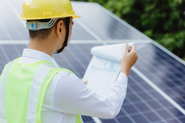 エンジニアは、太陽電池パネル、技術、緑の生態系エネルギーシステムの概念のセンサーからのデータをチェックします. - 写真・画像