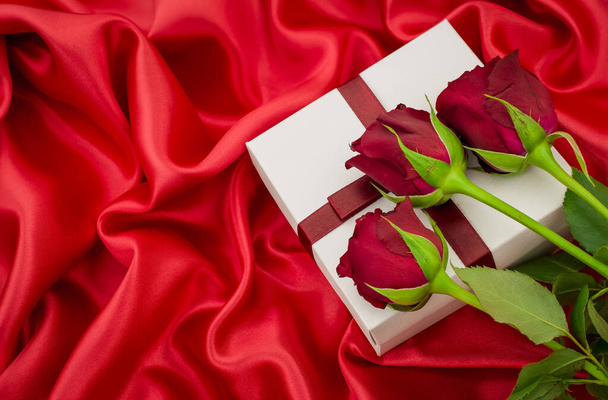 red sexy background with  gift box and necklace - Fotoğraf, Görsel