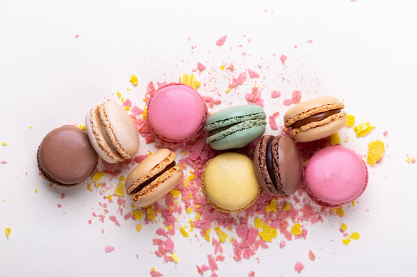 Macarons français colorés sur fond pastel dessert traditionnel en France - Photo, image