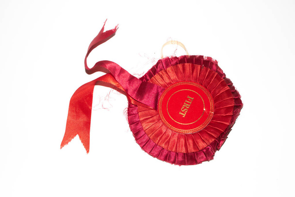 Vintage Winner Rosette Prize Badge für Best in Show oder Gewinn eines Race of Award auf weißem Hintergrund - Foto, Bild