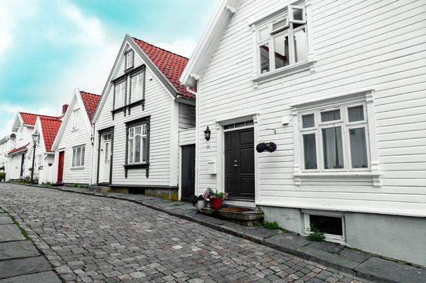 rua em um Stavanger com casas brancas e calçada - Foto, Imagem