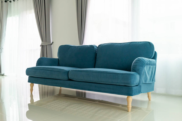 Kék kanapé a nappaliban belső tér háttér - Fotó, kép