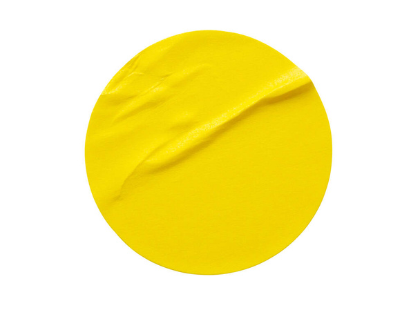 Etiqueta engomada amarilla de papel redondo aislada sobre fondo blanco - Foto, Imagen