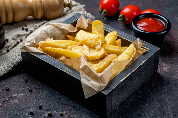 French fries with ketchup - Foto, afbeelding