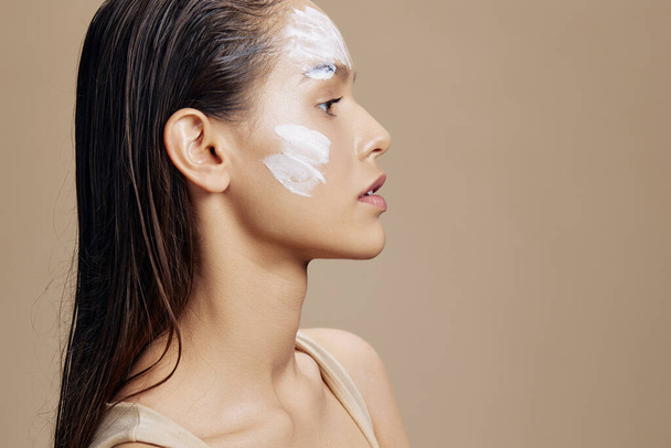 mujer retrato con crema hidratante en las mejillas en la zona de los ojos Concepto de Cuidado de la Juventud y la Piel - Foto, Imagen