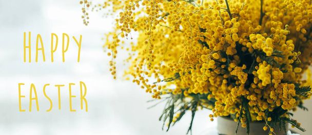 Feliz Pascua. Ramo de flores de mimosa amarilla. 8 de marzo, concepto del día de la mujer. Postal para vacaciones de primavera - Foto, Imagen