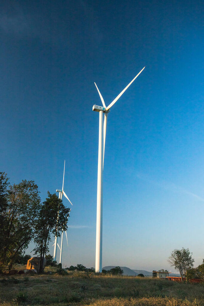 Een windturbine is een machine die de kinetische energie uit de beweging van de wind kan ontvangen en omzetten in mechanische energie. en de mechanische energie kan worden gebruikt om direct water te pompen of elektriciteit op te wekken. - Foto, afbeelding