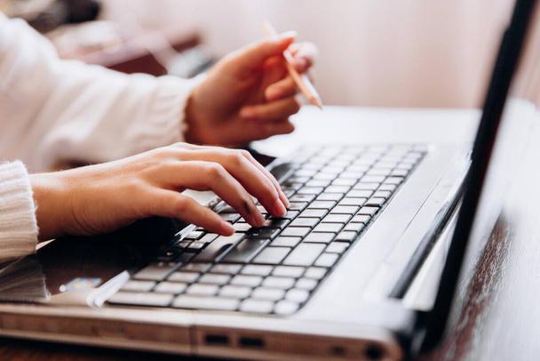 Vrouwelijke handen typen tekst op een laptop - Foto, afbeelding
