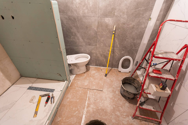 kylpyhuoneen remontointi ja laatoitus, rakentaminen - Valokuva, kuva