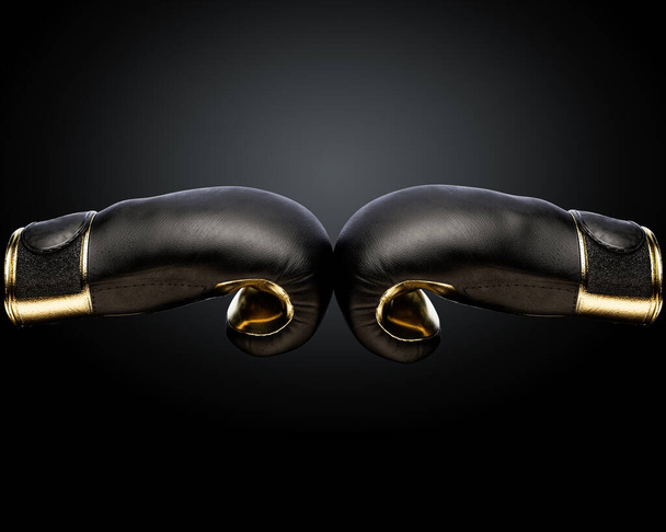 Un concept montrant deux gants de boxe opposés noir et or touchant au milieu d'un arrière-plan isolé - 3D rend - Photo, image