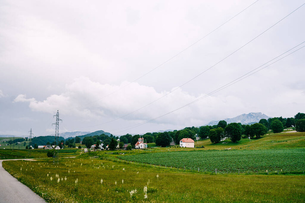 Vesnice v údolí na severu Černé Hory. Národní park Durmitor - Fotografie, Obrázek