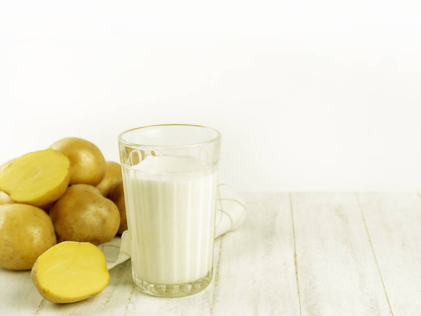 Kartoffelmilch ist eine neue und trendige Alternative auf pflanzlicher Basis. Es ist für Veganer geeignet und enthält keine gängigen Allergene wie Laktose, Gluten und Nüsse. Es ist auch wenig Zucker . - Foto, Bild