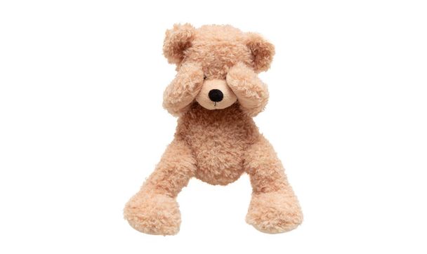 Έννοια παιδικής κακοποίησης. Teddy αρκούδα κάλυμμα μάτι απομονώνονται σε λευκό φόντο, μπροστινή όψη - Φωτογραφία, εικόνα