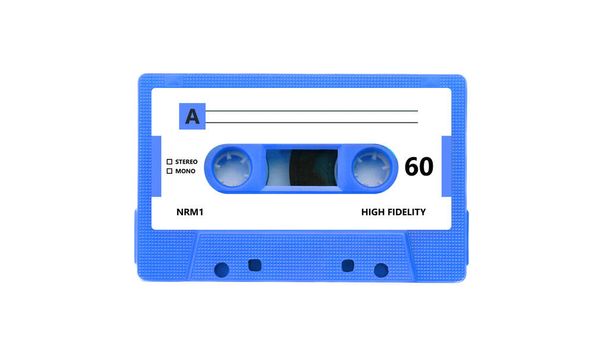 Nastro audiocassetta colore blu con etichetta vuota isolata su sfondo bianco. Musica e suono retrò, canzone anni '80 - Foto, immagini
