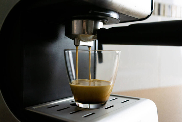 Coffee machine preparing a cup of coffee - Foto, Bild