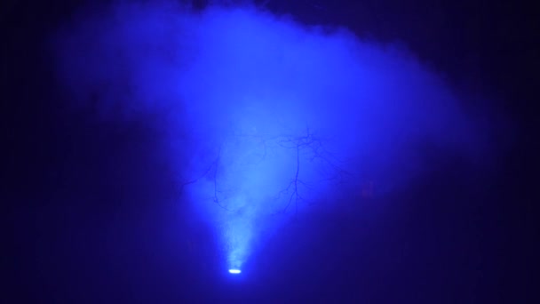 Humo en la oscuridad con un rayo azul de luz - Metraje, vídeo